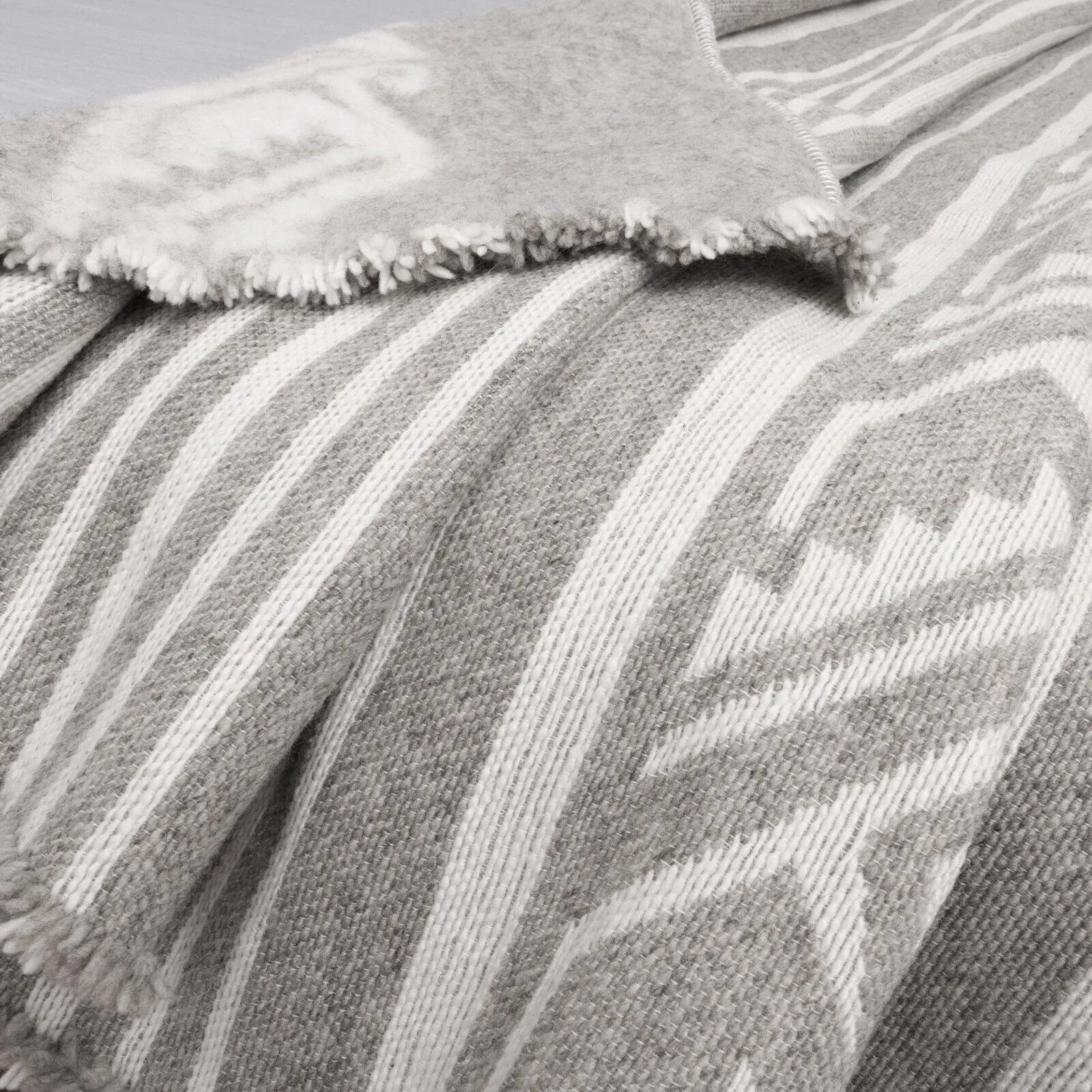 Tivacuno - Heavy and Thick Extra Large Llama wool artisanal handwoven Blanket - Ivory/Gray - Aztec Wave Pattern