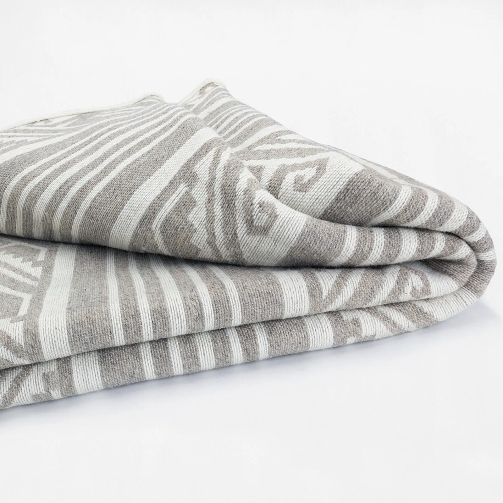 Tivacuno - Heavy and Thick Extra Large Llama wool artisanal handwoven Blanket - Ivory/Gray - Aztec Wave Pattern
