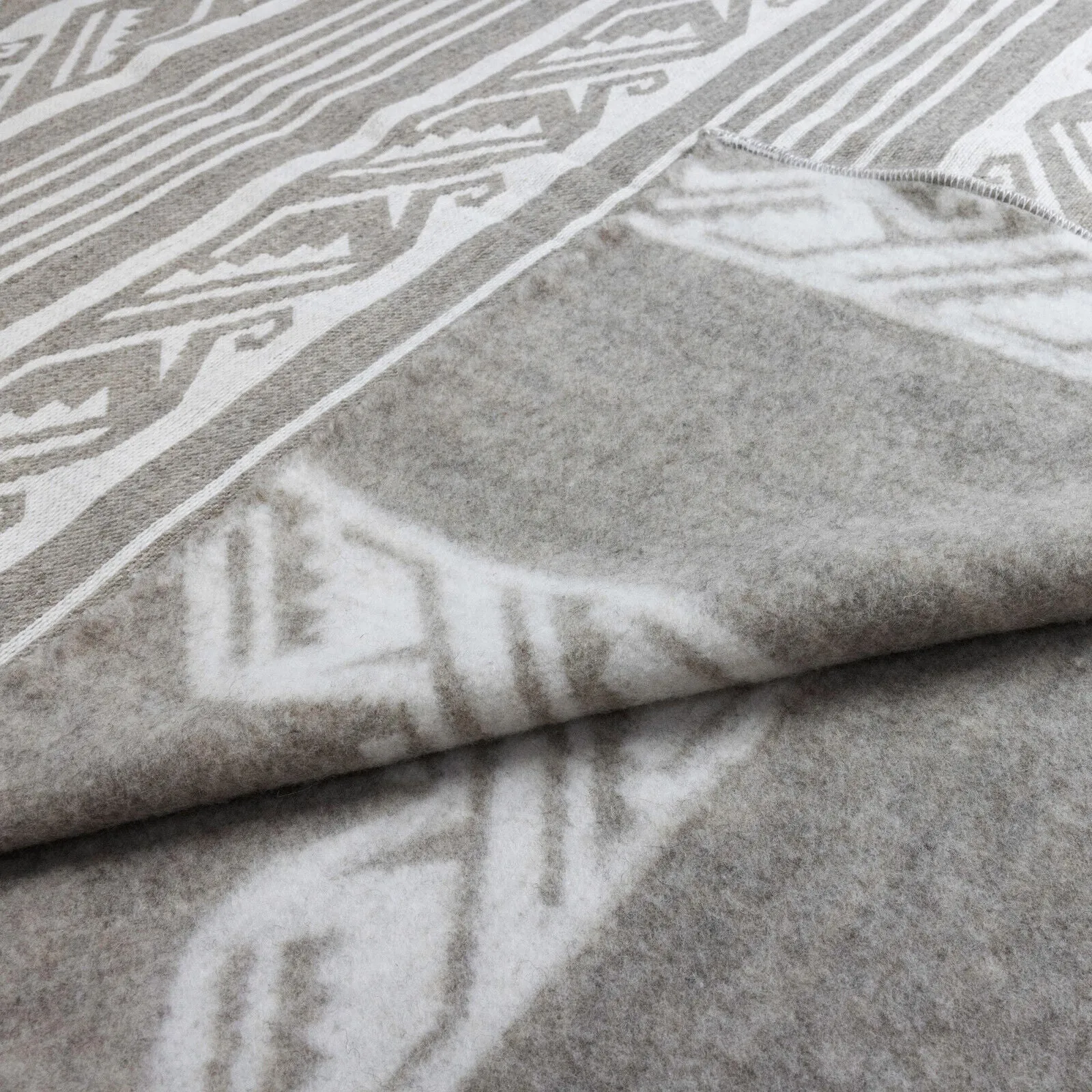 Tivacuno - Heavy and Thick Extra Large Llama wool artisanal handwoven Blanket - Ivory/Gray - Aztec Wave Pattern